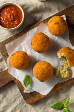 Ev yapımı Deep Fried Risotto Arancini