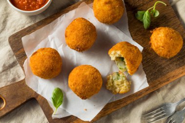 Ev yapımı Deep Fried Risotto Arancini