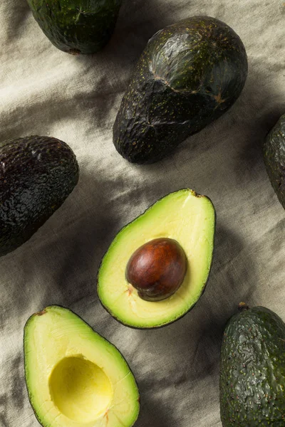 RAW ekologiskt grön avokado — Stockfoto