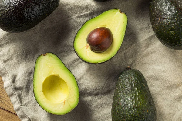 Rauwe biologische groene avocado 's — Stockfoto