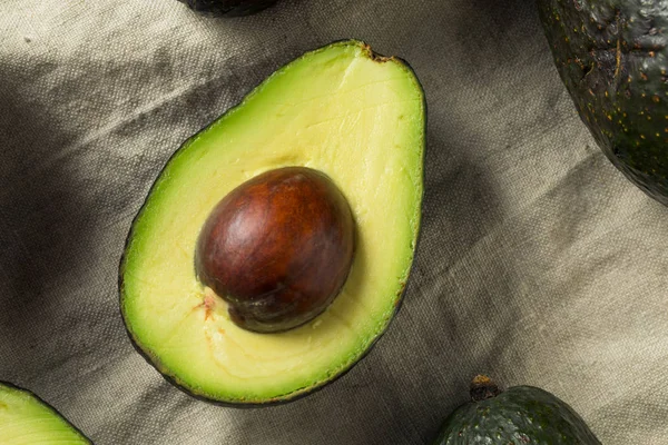 Rauwe biologische groene avocado 's — Stockfoto