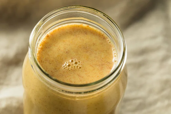 Hausgemachte warme Kurkuma goldene Milch — Stockfoto