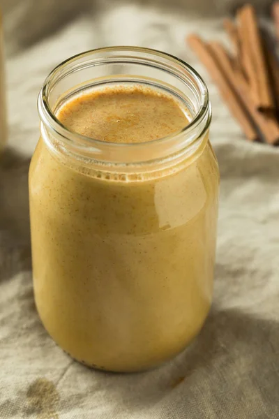 Hausgemachte warme Kurkuma goldene Milch — Stockfoto