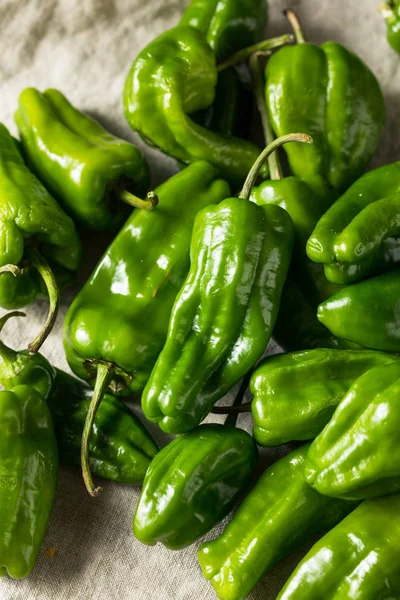 Pimientos gitanos picantes orgánicos verdes crudos —  Fotos de Stock