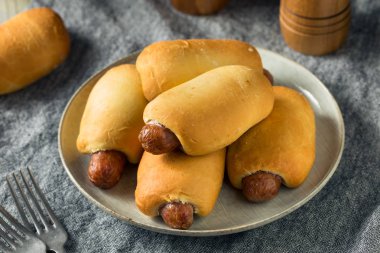 Ev yapımı sığır sosis kolache