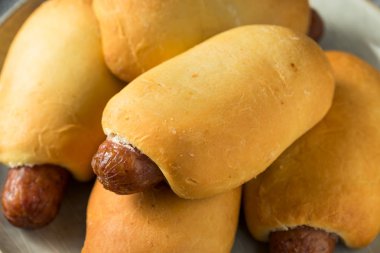 Ev yapımı sığır sosis kolache