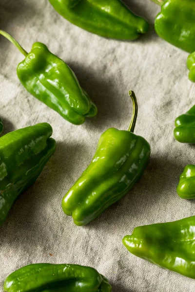 Pimentas ciganas picantes orgânicas verdes cruas — Fotografia de Stock