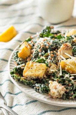 Ev yapımı kale Quinoa Sezar salatası