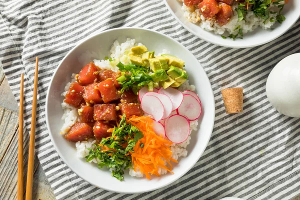 Домашний Ahi Tuna Poke Bowl — стоковое фото