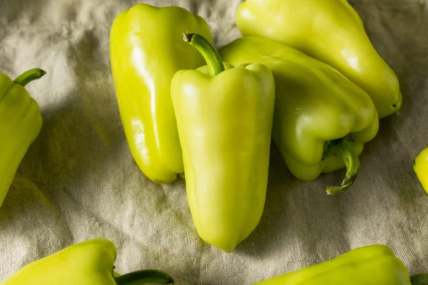 Surowe żółte organiczne Gypsy Peppers — Zdjęcie stockowe