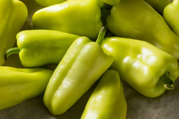 Surowe żółte organiczne Gypsy Peppers — Zdjęcie stockowe