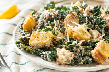Ev yapımı kale Quinoa Sezar salatası