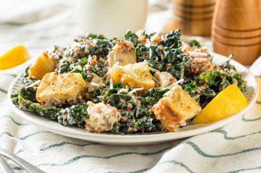 Ev yapımı kale Quinoa Sezar salatası