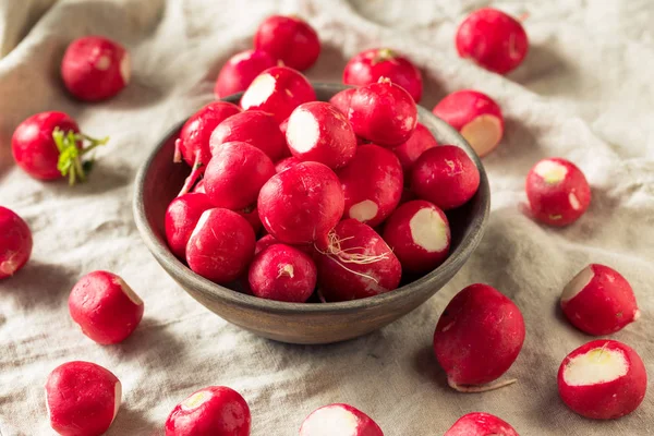 Rábanos rojos orgánicos crudos —  Fotos de Stock