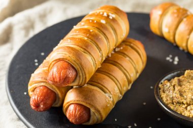 Ev yapımı pretzel sarılmış sıcak köpek