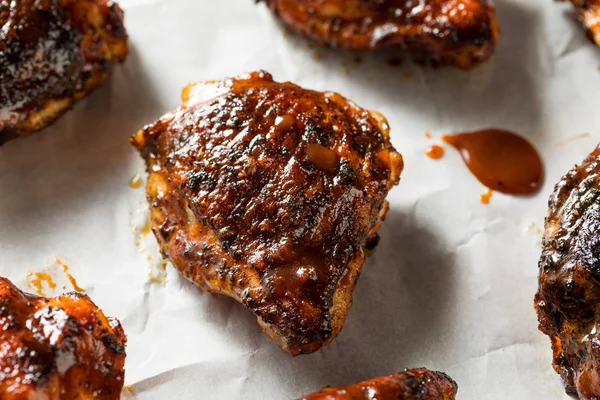 Zelfgemaakte gegrilde barbecue Kippendijen — Stockfoto