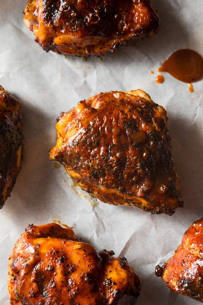 Zelfgemaakte gegrilde barbecue Kippendijen — Stockfoto