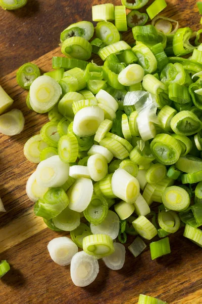 Rauwe biologische gehakte groene uien — Stockfoto