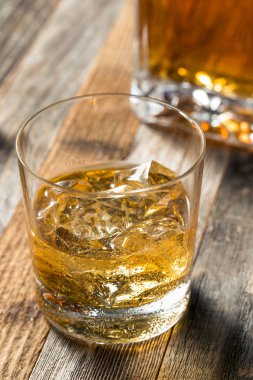 Kayalar üzerinde Amber Whiskey