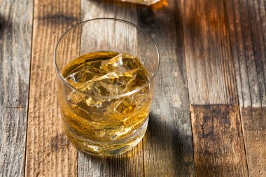 Kayalar üzerinde Amber Whiskey