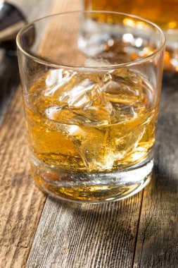 Kayalar üzerinde Amber Whiskey