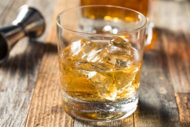 Kayalar üzerinde Amber Whiskey