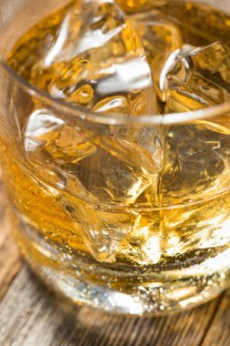 Kayalar üzerinde Amber Whiskey