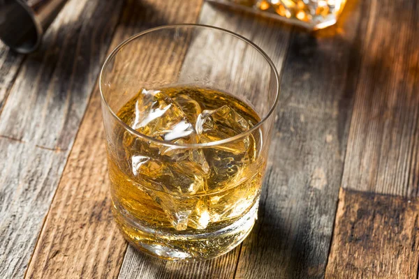 Whisky ámbar en las rocas — Foto de Stock