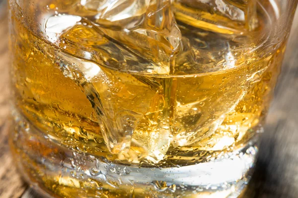 Amber whiskey a sziklákon — Stock Fotó