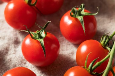 Çiğ Kırmızı Organik Kiraz Domates