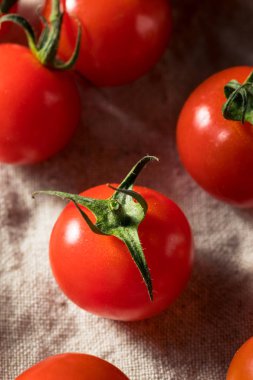 Çiğ Kırmızı Organik Kiraz Domates