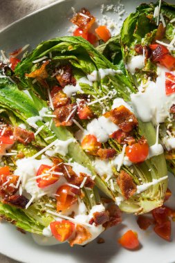 Ev Yapımı Izgara Romaine Mavi Peynir Salatası