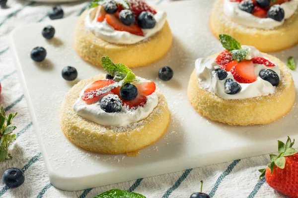 Homemade Mini Sponge Cake Cups with Fruit — Stock Photo, Image