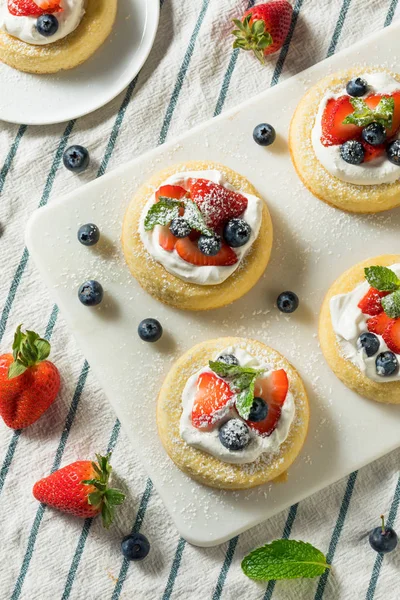 Meyveli Ev Yapımı Mini Sünger Kek Bardakları