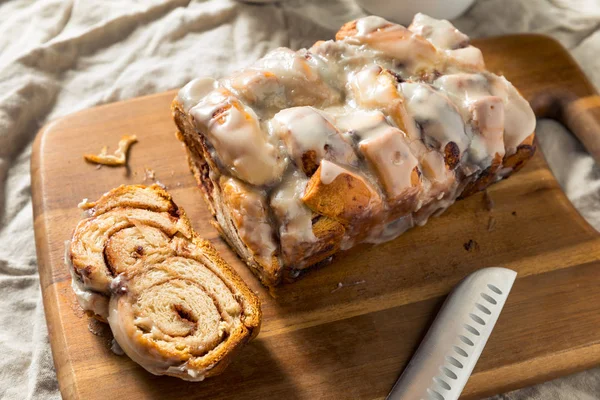 Domowej roboty słodki cynamon roll chleb Loaf — Zdjęcie stockowe