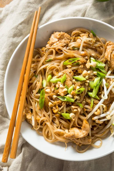 Pad di pollo fatto in casa tailandese — Foto Stock