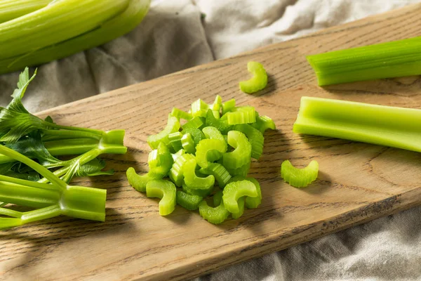 Rauwe groene organische selderij — Stockfoto