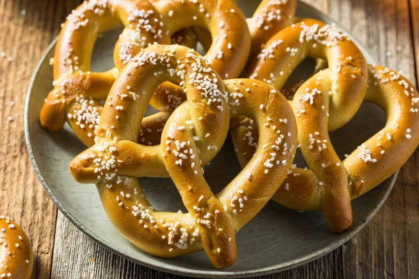 Zelfgemaakte Beierse zachte pretzels — Stockfoto