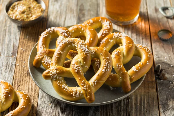 Hausgemachte bayerische Weichbrezeln — Stockfoto