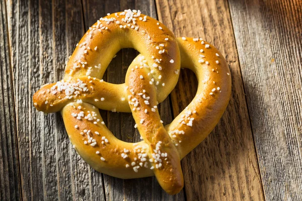 Hausgemachte bayerische Weichbrezeln — Stockfoto