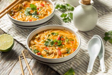 Ev Yapımı Tay Tavuk Hindistan Cevizi Köri Pho