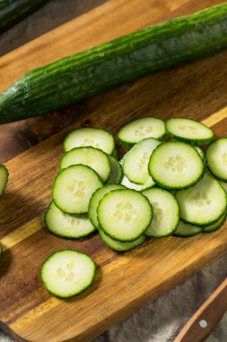 Çiğ Yeşil Organik İngilizce Salatalık