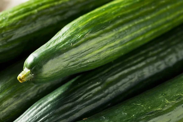 Pepinos ingleses orgânicos verdes crus — Fotografia de Stock