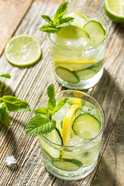 Sağlıklı Tatlı Salatalık Suyu