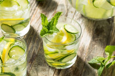 Sağlıklı Tatlı Salatalık Suyu