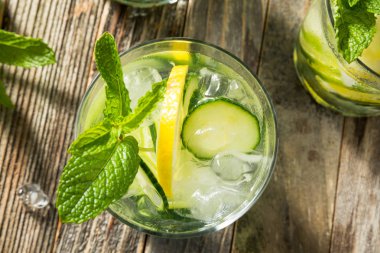 Sağlıklı Tatlı Salatalık Suyu