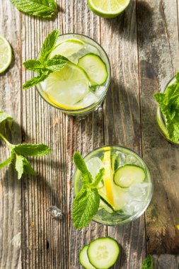 Sağlıklı Tatlı Salatalık Suyu