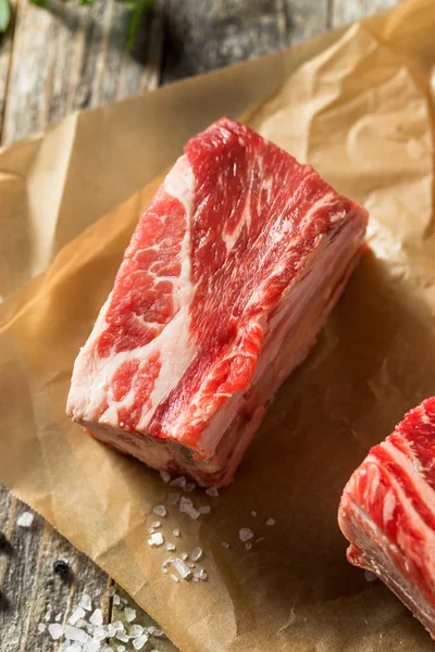 Costelas curtas de carne orgânica crua — Fotografia de Stock