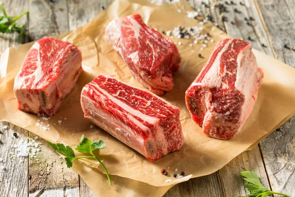 Costillas cortas de ternera orgánica cruda — Foto de Stock