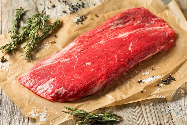 Rohes Gras gefüttertes Flank Steak — Stockfoto